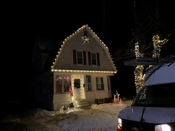 C9 roofline outline on a home in Claremont, NH