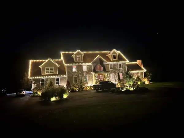 C9 roofline outline on a home in Killingworth, CT