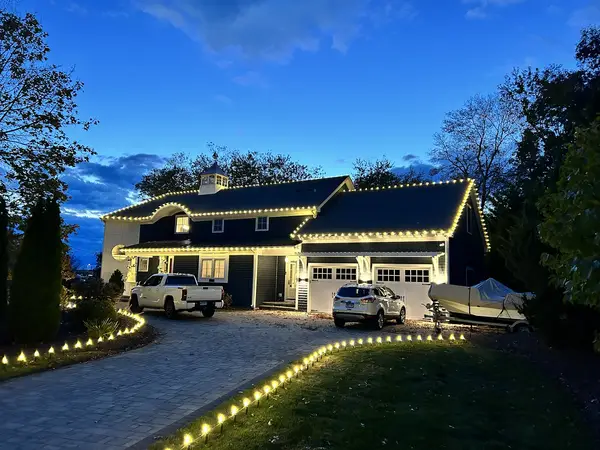 C9 roofline outline on a home in Waterford, CT