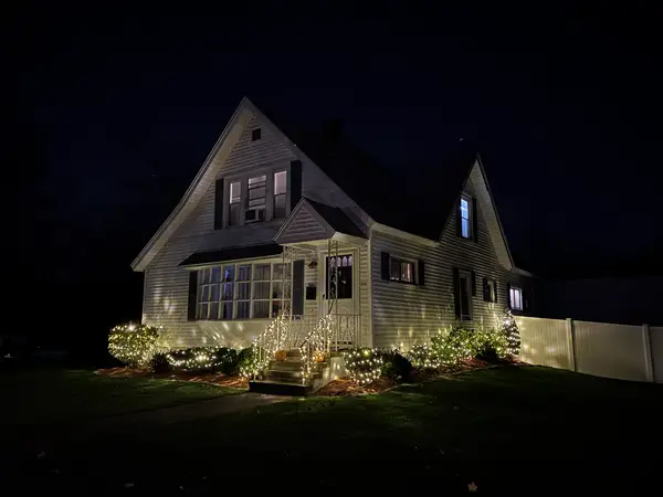 C9 roofline outline on a home in Woburn, MA