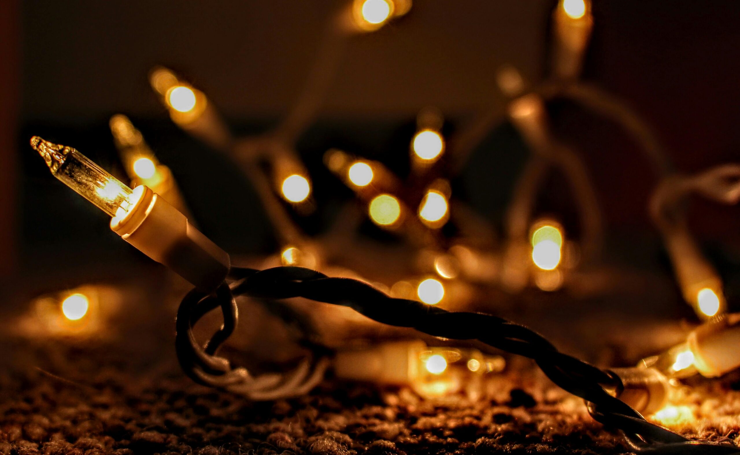 The Ultimate guide Holiday Lights Installation