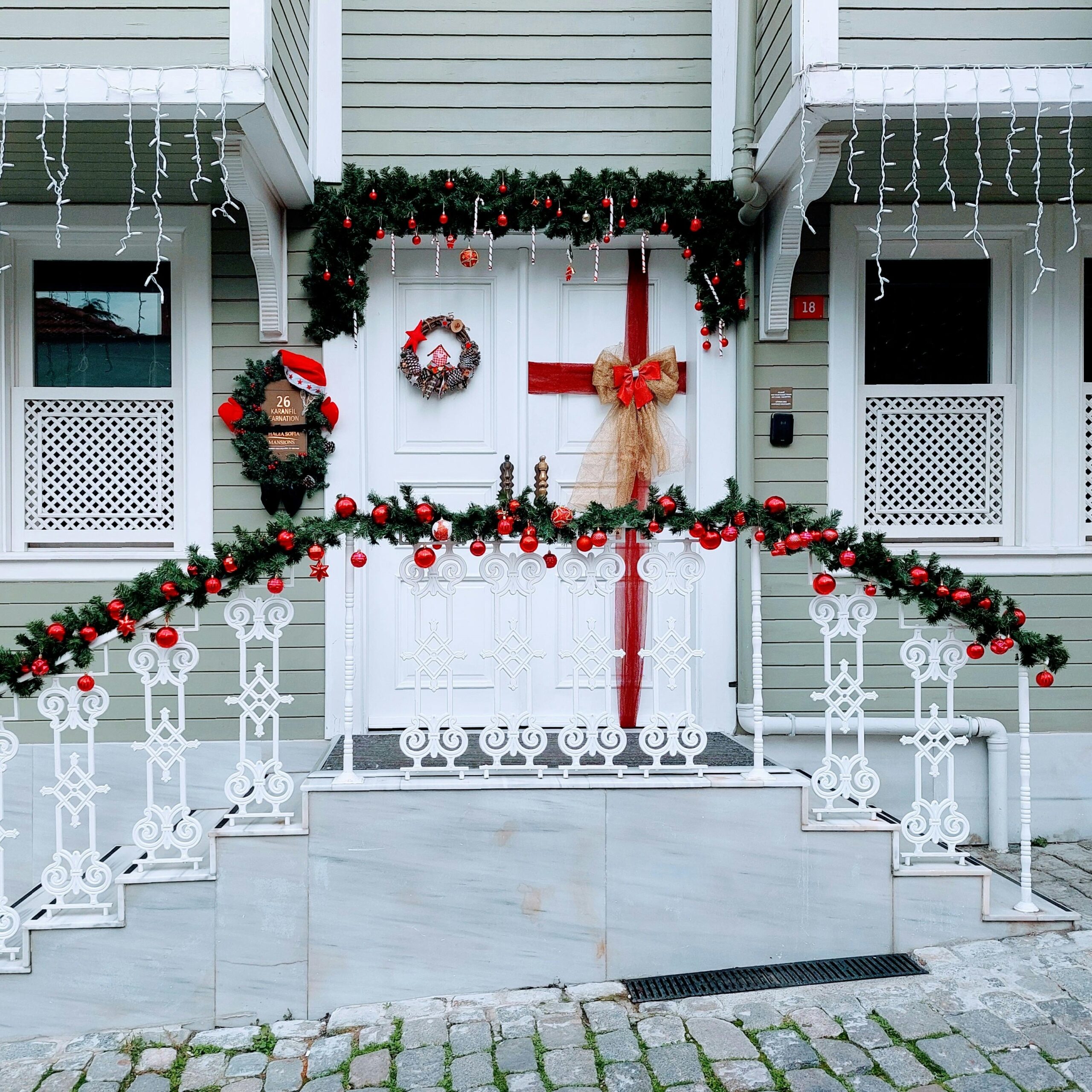 Holiday Lights Decor Roofline Decoration Services